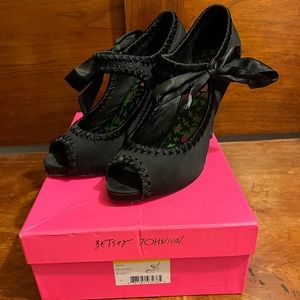 Betsy Johnson satin tie heal size 8